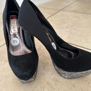 Two lips platform black suede pumps